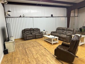 Smart TV - Pet friendly lodge, great for gatherings. 15mins from state park  (Colt)