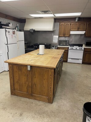 Fridge, microwave, oven, stovetop - Pet friendly lodge, great for gatherings. 15mins from state park  (Colt)
