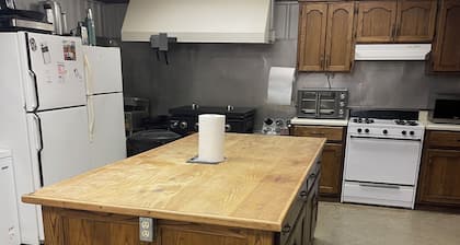 Pet friendly lodge, great for gatherings. 15mins from state park