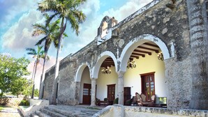Edifici històric amb portals d'arc, una escala i terrasses exteriors.