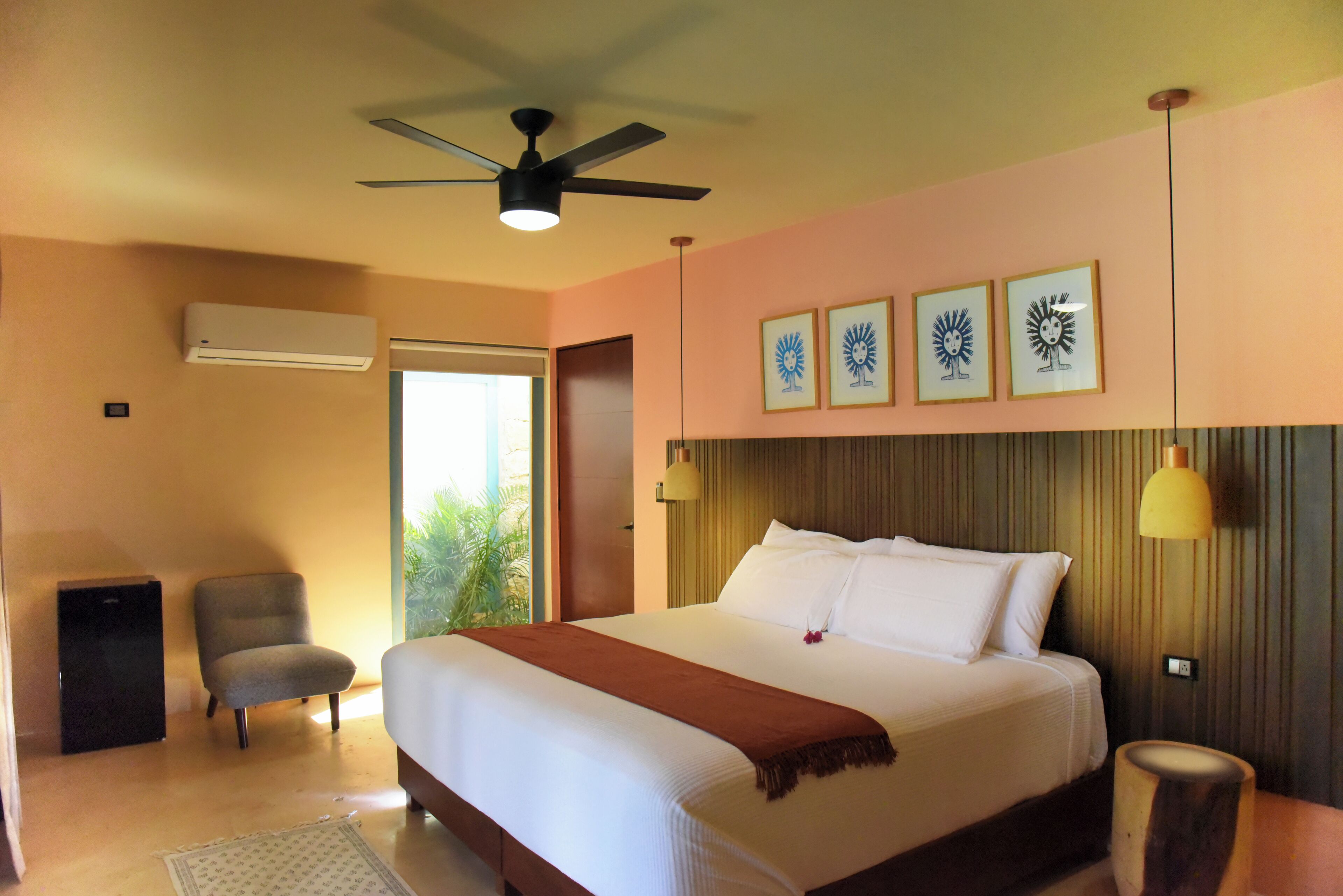 Ropa de cama de alta calidad y minibar 