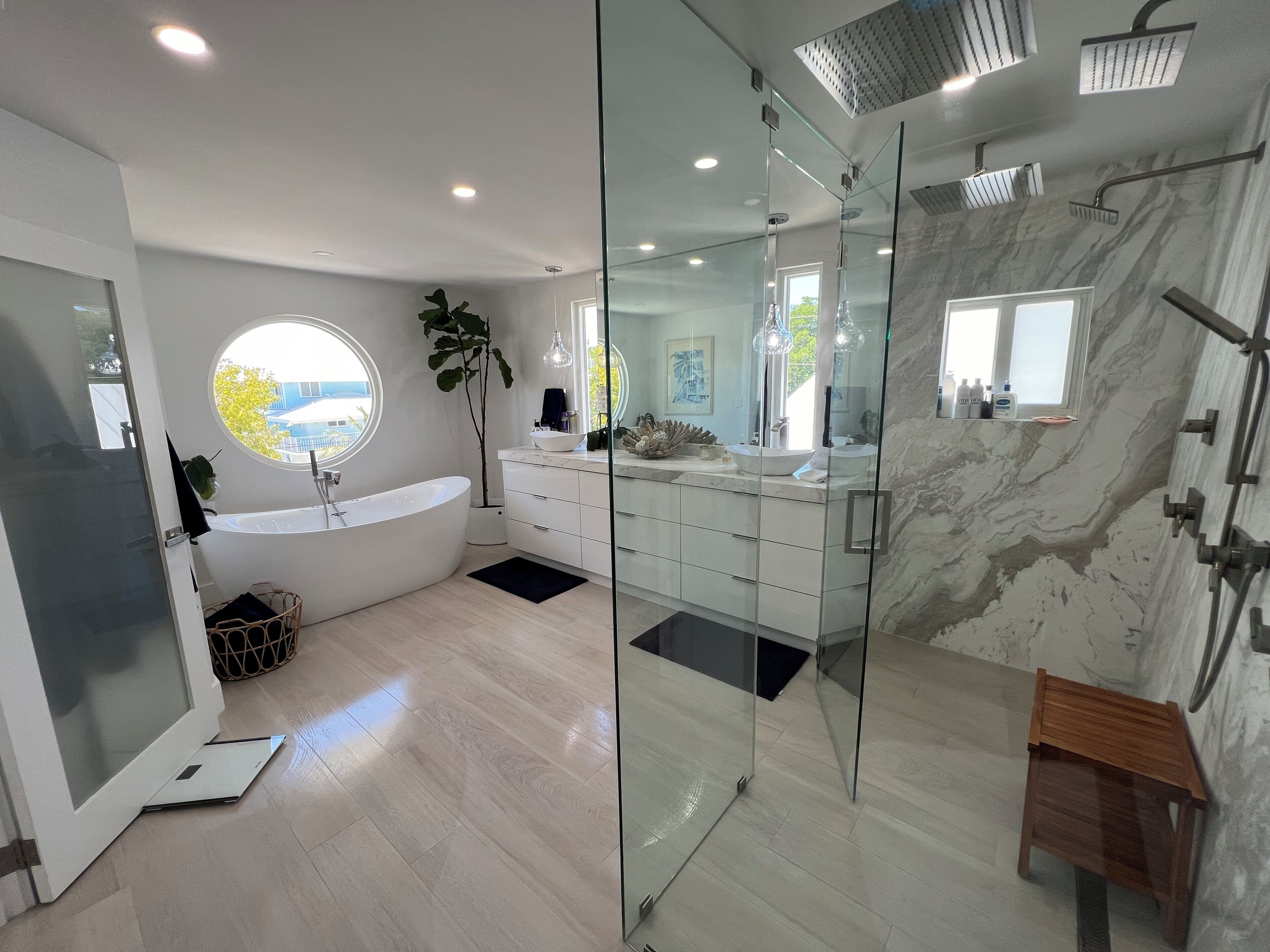 Douche, baignoire à jets, sèche-cheveux, bidet