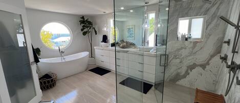 Douche, baignoire à jets, sèche-cheveux, bidet