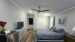 Unclassified image, 2 of 10, button - The SideSuite-Private Entrance-Clarks Hill Lake & Augusta (Appling)