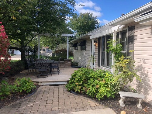 Hometown Cozy  ADA friendly, Kids, Pets, King Bed! Quiet, Safe Neighborhood