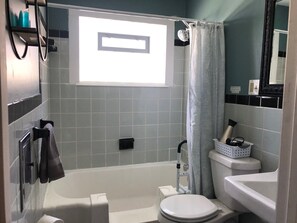 Douche, sèche-cheveux, serviettes fournies, savon