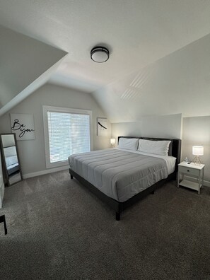 4 室のベッドルーム、デスク、アイロン / アイロン台、WiFi (無料)