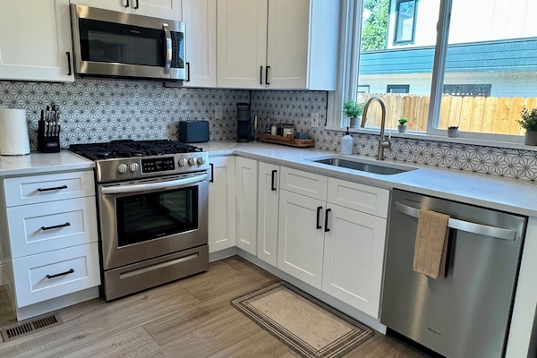 KĂŒhlschrank, Mikrowelle, Ofen, Herdplatte