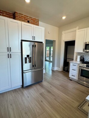 冷蔵庫、電子レンジ、オーブン、コンロ