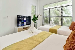 2 chambres, bureau, fer et planche à repasser, lit de bébé portatif