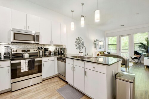 ATX Vibes SoCo Suite - Pool, Gym, Rooftop, Free Parking, Best Location!