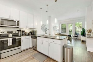 Refrigerador, microondas, horno y parrilla de estufa 