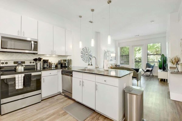 ثلاجة، ميكروويف، فرن، موقد طهي مسطح