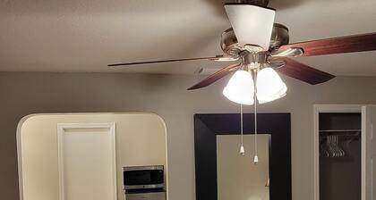 Cozy and private studio. Perfectly located to the beach & major shopping centers
