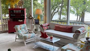 Una Smart TV, libros, un reproductor estéreo, una pantalla de ordenador