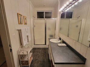 Dusj, hårføner, håndklær og såpe