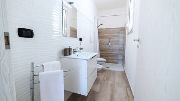 Doccia, set di cortesia gratuito, asciugacapelli, bidet