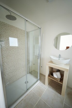 Dusche, Haartrockner, Bidet, Handtücher