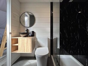 Douche, serviettes fournies, papier toilette