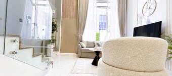 Luxury 1-BR Villa in Rukan: Dubai Skyline Views!