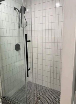 Douche, séchoir à cheveux, serviettes fournies, savon