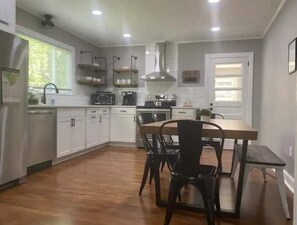Fridge, microwave, oven, stovetop - Swamp Rabbit Bungalow (Travelers Rest)