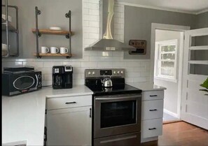Réfrigérateur, four à micro-ondes, un four, surface de cuisson
