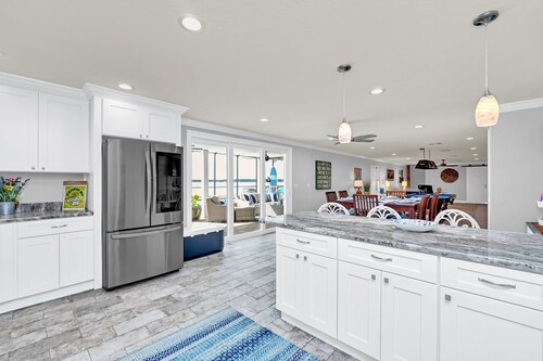 Luxurious lakefront/pool home near theme parks in Florida