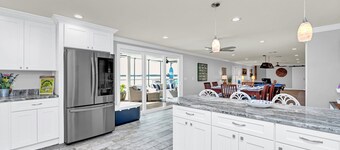 Luxurious lakefront/pool home near theme parks in Florida