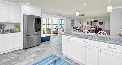 Luxurious lakefront/pool home near theme parks in Florida