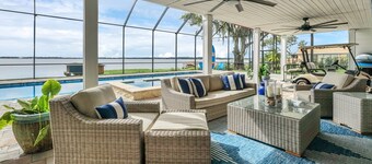 Luxurious lakefront/pool home near theme parks in Florida