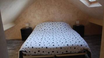 2 bedrooms, travel cot, free WiFi, bed sheets