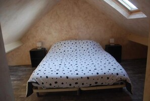2 bedrooms, travel crib, free WiFi, bed sheets