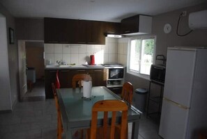 Fridge, microwave, oven, stovetop - Little House in great peace (Châtenoy)