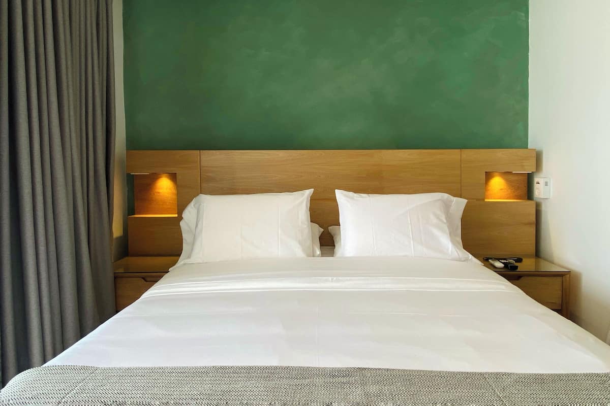 1 bedroom, premium bedding, iron/ironing board, WiFi