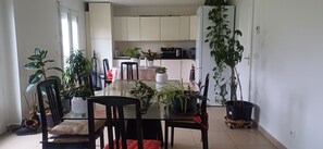 Dining - 2 BRIGHT ROOMS IN A HOMESTAY (Quincy-Voisins)