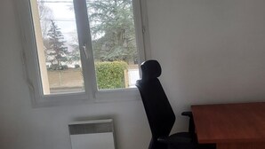 A room with a window, a chair, and a table. - 2 BRIGHT ROOMS IN A HOMESTAY (Quincy-Voisins)
