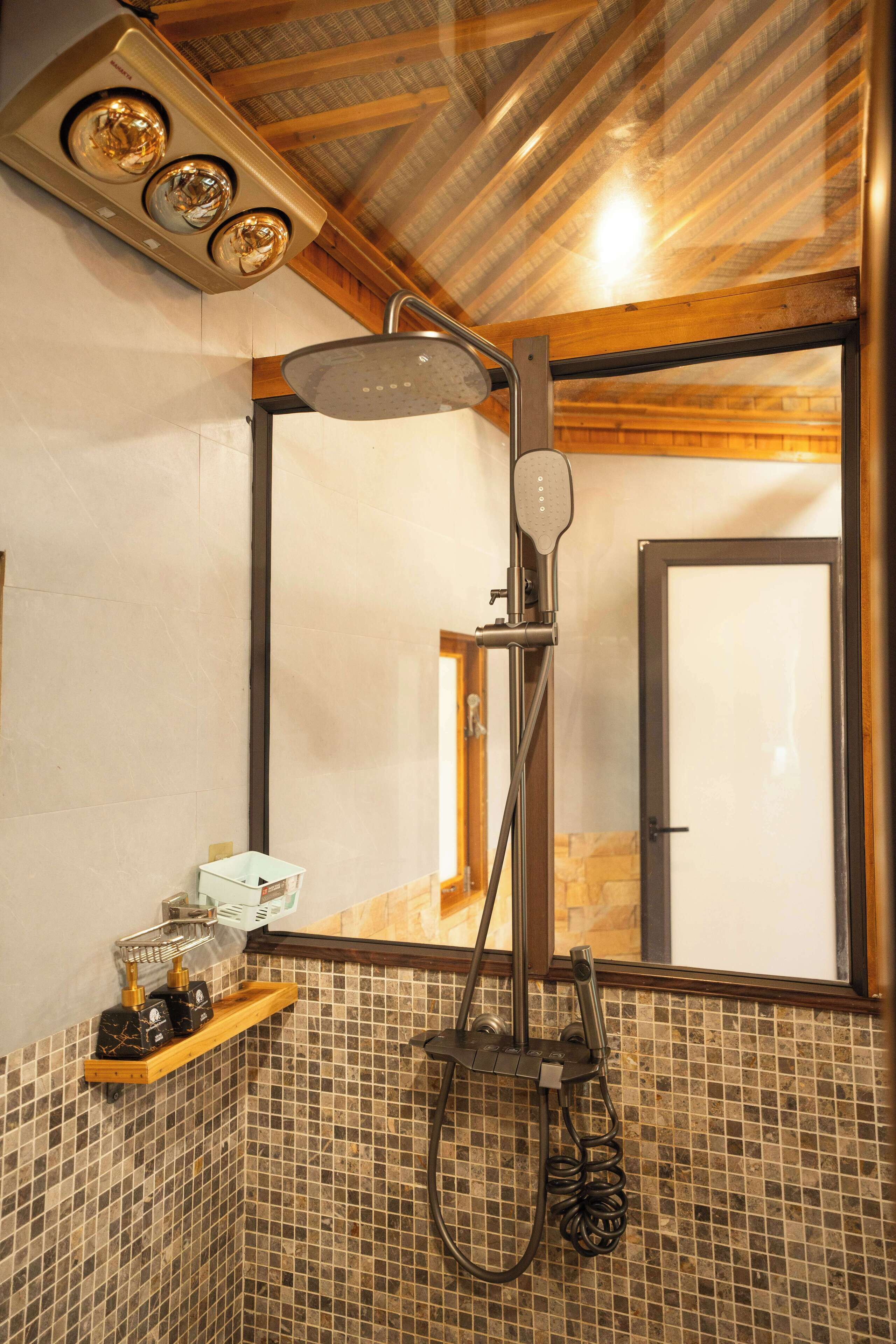 Un baño con ducha, paredes de azulejos, techo de madera y ventana.