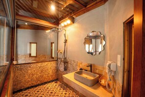 Habitación, balcón, vista a la montaña | Ropa de cama de alta calidad, edredón y camas con pillow-top