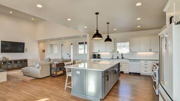 Køleskab, mikrobølgeovn, ovn, kogeplade