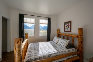 4 habitaciones, escritorio y tabla de planchar con plancha 