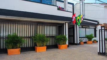 Vista frontal de la propiedad