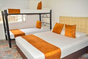 Een bureau, een laptopwerkplek, gratis wifi