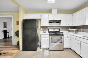 Microwave, oven, stovetop, dishwasher - Homely Retreat (Snellville)