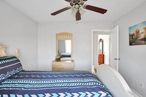 3 bedrooms, iron/ironing board, WiFi, bed sheets - Homely Retreat (Snellville)