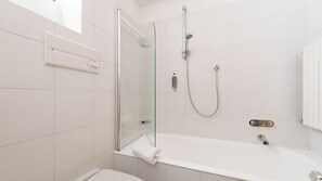 Assecador de cabells, bidet i tovalloles 