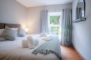 4 makuuhuonetta, silitysrauta/-lauta, vauvan matkasänky, Wi-Fi