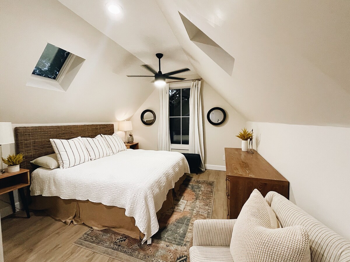 Quaint Garden Cottage ~ 2 miles to Downtown Greenville!