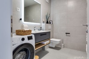 Douche, séchoir à cheveux, serviettes fournies, savon