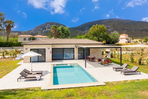 Villa Lilia - Two Bedroom Villa, Sleeps 4